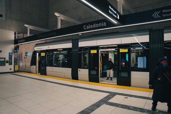 Peut-on trouver une croisière qui offre des excursions pour découvrir les grottes de glace en Islande?